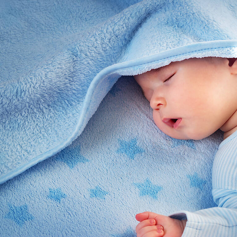 HARTLHAUS-Fertighaus-Loxone-Lounge Baby in blauer Decke